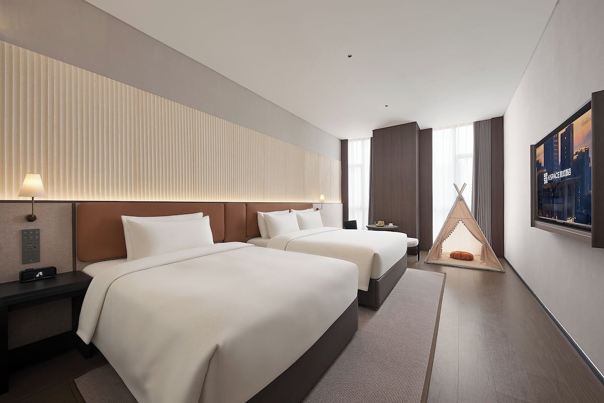 Quarto duplo família | Roupas de cama premium, cofres nos quartos, escrivaninha