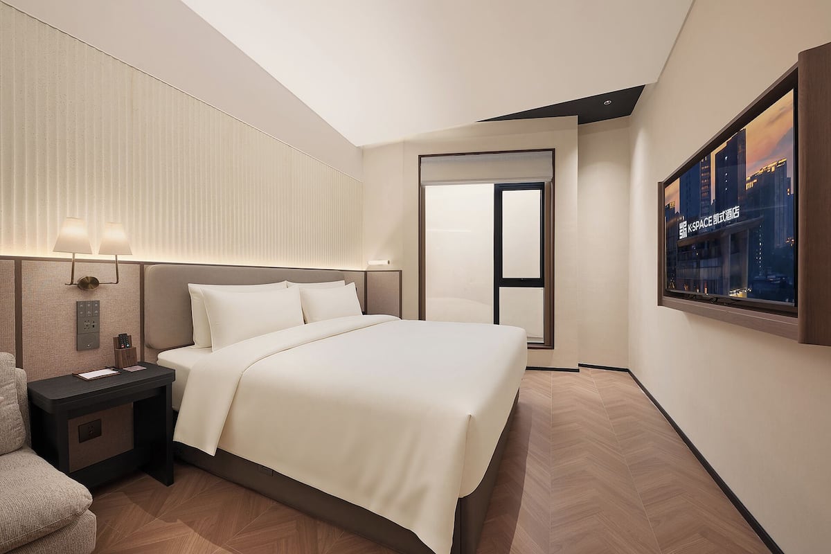 Quarto solteiro superior | Roupas de cama premium, cofres nos quartos, escrivaninha