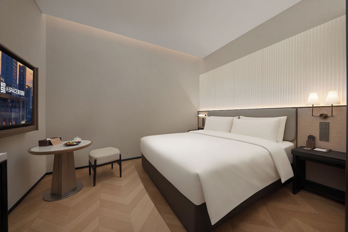 Comfortable King Room | Roupas de cama premium, cofres nos quartos, escrivaninha