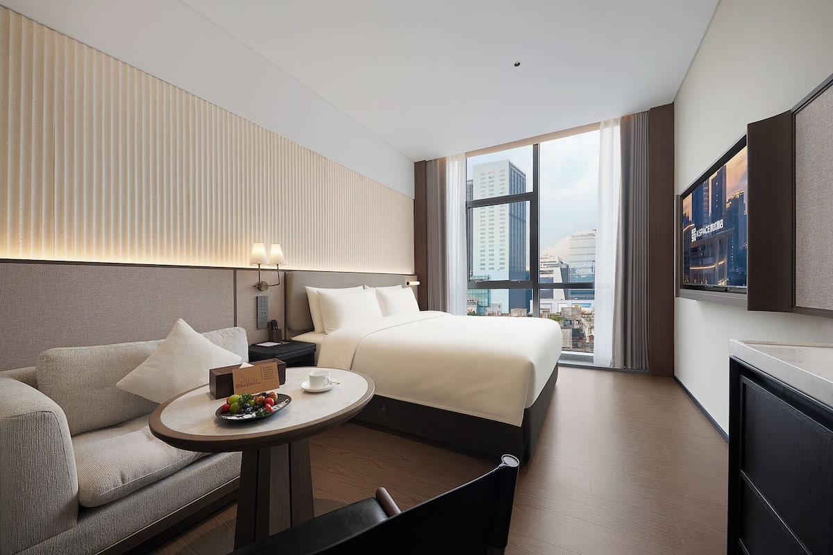 Quarto solteiro superluxo | Roupas de cama premium, cofres nos quartos, escrivaninha