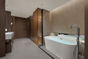 Quarto solteiro executivo | Banheira de hidromassagem particular