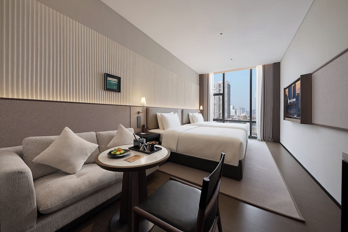 Quarto duplo superluxo | Roupas de cama premium, cofres nos quartos, escrivaninha