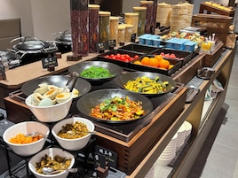 每日供應自助早餐 (費用另計)