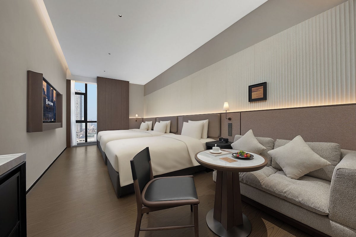 Quarto triplo | Roupas de cama premium, cofres nos quartos, escrivaninha