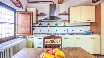 Frigorifero, microonde, forno, pentole/stoviglie/utensili