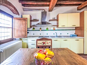 Fridge, microwave, oven, cookware/dishes/utensils - Apartment Viola by Interhome (Campiglia Marittima)