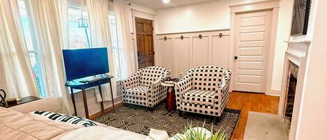 Smart TV, lareira, pebolim, aparelho de som