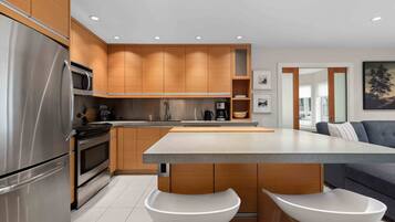 Kjøleskap, mikrobølgeovn, ovn og kokeplater