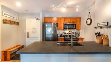 Kjøleskap, mikrobølgeovn, ovn og kokeplater