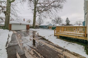 Property grounds - 5 Bed 2 Bath Game Room 2 King beds Central Wickliffe (Wickliffe)