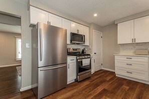 Microwave, oven, stovetop, dishwasher - 5 Bed 2 Bath Game Room 2 King beds Central Wickliffe (Wickliffe)