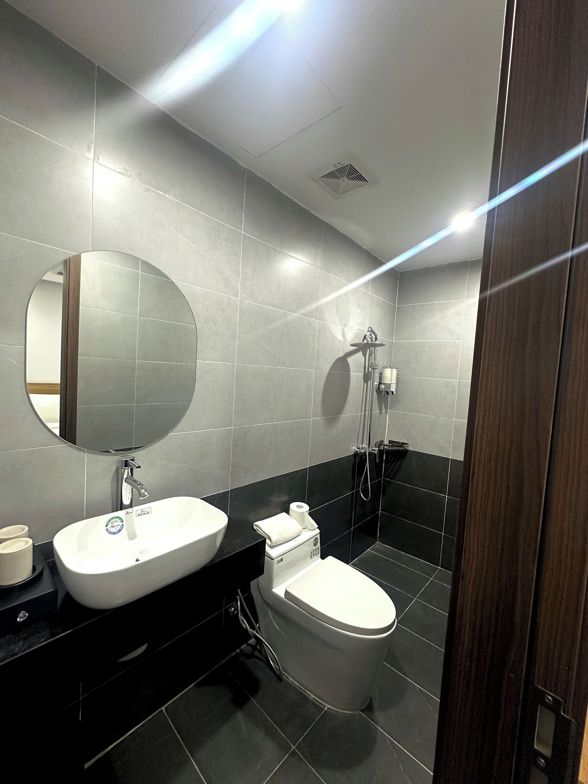 Shower, pengering rambut, sandal, dan handuk