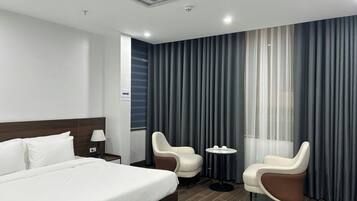 Luxe kamer, uitzicht op de stad | Een bureau, een laptopwerkplek, geluiddichte muren