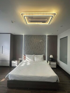 مكتب ومساحة عمل للكمبيوتر المحمول وتجهيزات عازلة للصوت ومكواة/لوح كي