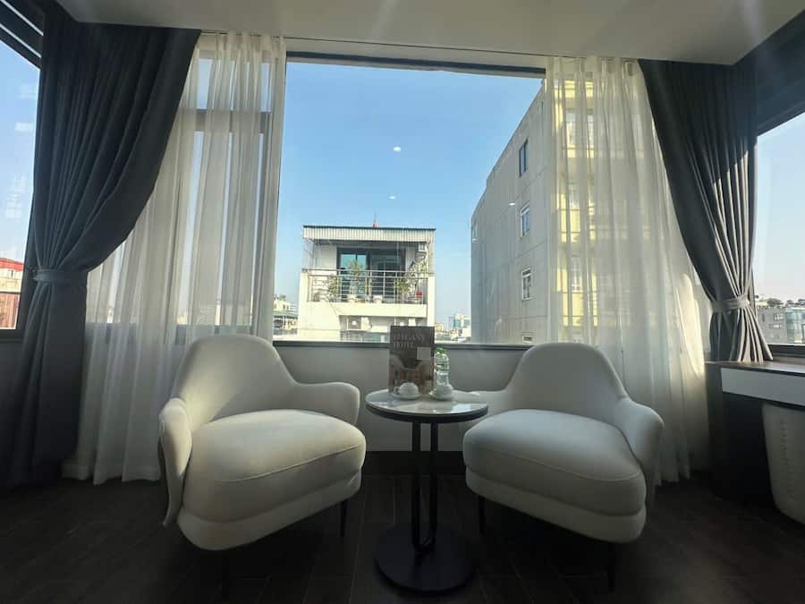 Quarto superluxo, vista para a cidade | Área de estar