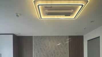 Deluxe-huone | Työpöytä, kannettavalle tietokoneelle sopiva työtila, äänieristys