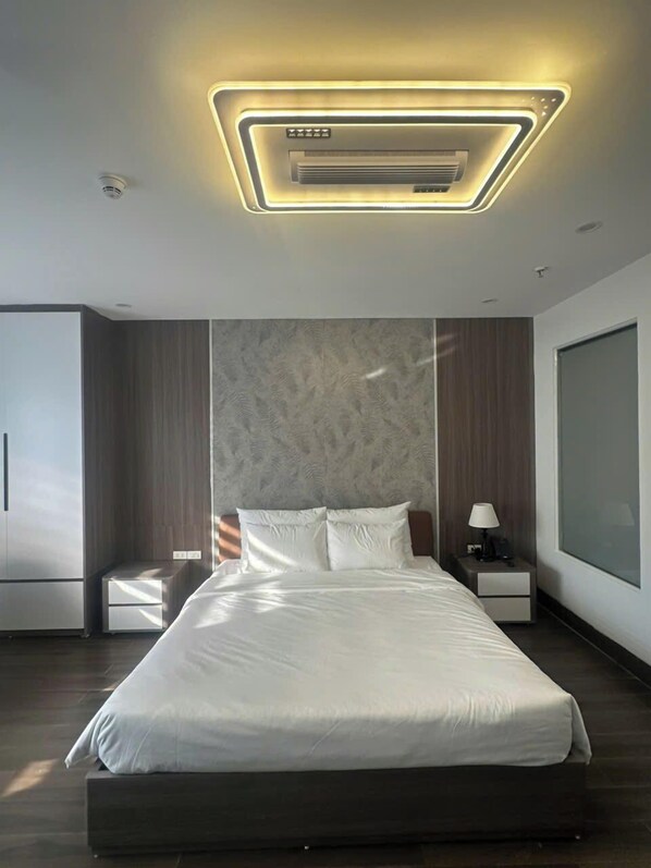 Deluxe Room | Desk, laptop workspace, soundproofing, iron/ironing board - Elegant Hotel (Hai Ba Trung)