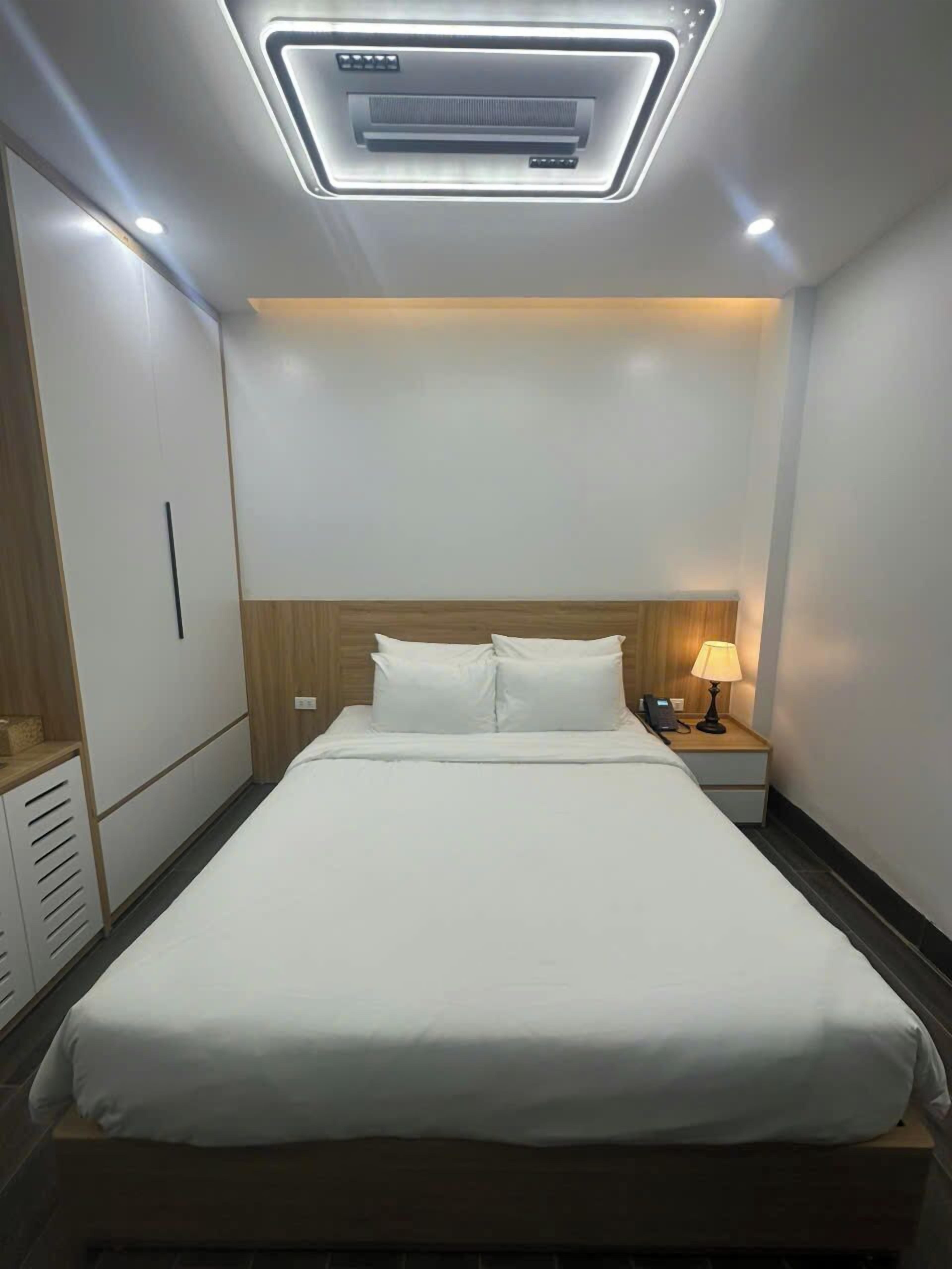 Standardværelse | Skrivebord, arbejdsområde til bærbare computere, lydisolering