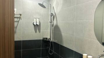 Luxe kamer, uitzicht op de stad | Badkamer | Een douche, een haardroger, pantoffels, handdoeken