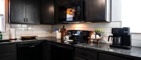 Kühlschrank, Mikrowelle, Ofen, Herdplatte