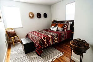 Desk, free WiFi, bed sheets - Well Located Casper Home Near Downtown District (Casper)