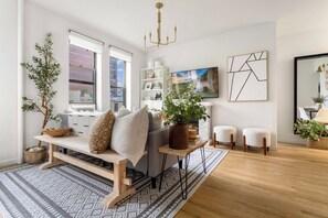 Living area - Charming Designer 4-Bedroom Apartment, 10 Minutes to Times Square! (New York)