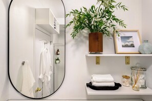 Interior - Charming Designer 4-Bedroom Apartment, 10 Minutes to Times Square! (New York)