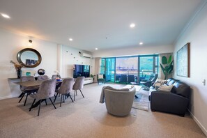 Smart TV, books - Premium Waterfront Apartment with Harbour Outlook (Auckland Central)