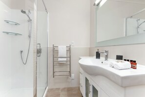 Douche, sèche-cheveux, serviettes fournies, savon