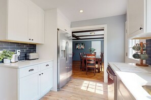 Réfrigérateur, micro-ondes, plaque de cuisson, lave-vaisselle