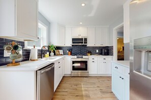 Réfrigérateur, micro-ondes, plaque de cuisson, lave-vaisselle