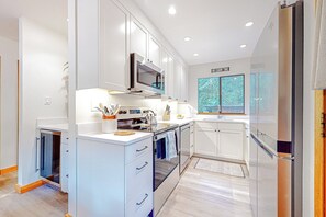 Fridge, microwave, stovetop, dishwasher