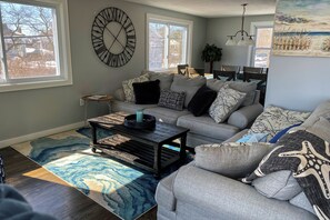 TV - Work, Play & Explore! Coastal York Gem Near Beach (York)