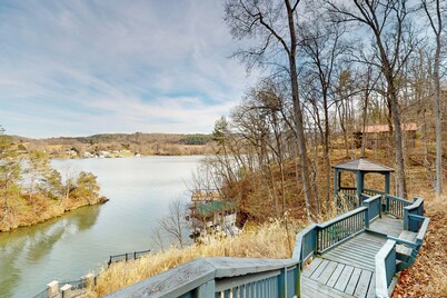 4BR Lakefront Home w/ Dock, Views & Game Room
