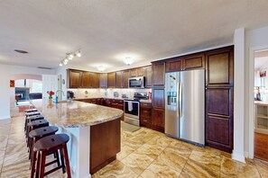 Fridge, microwave, stovetop, dishwasher