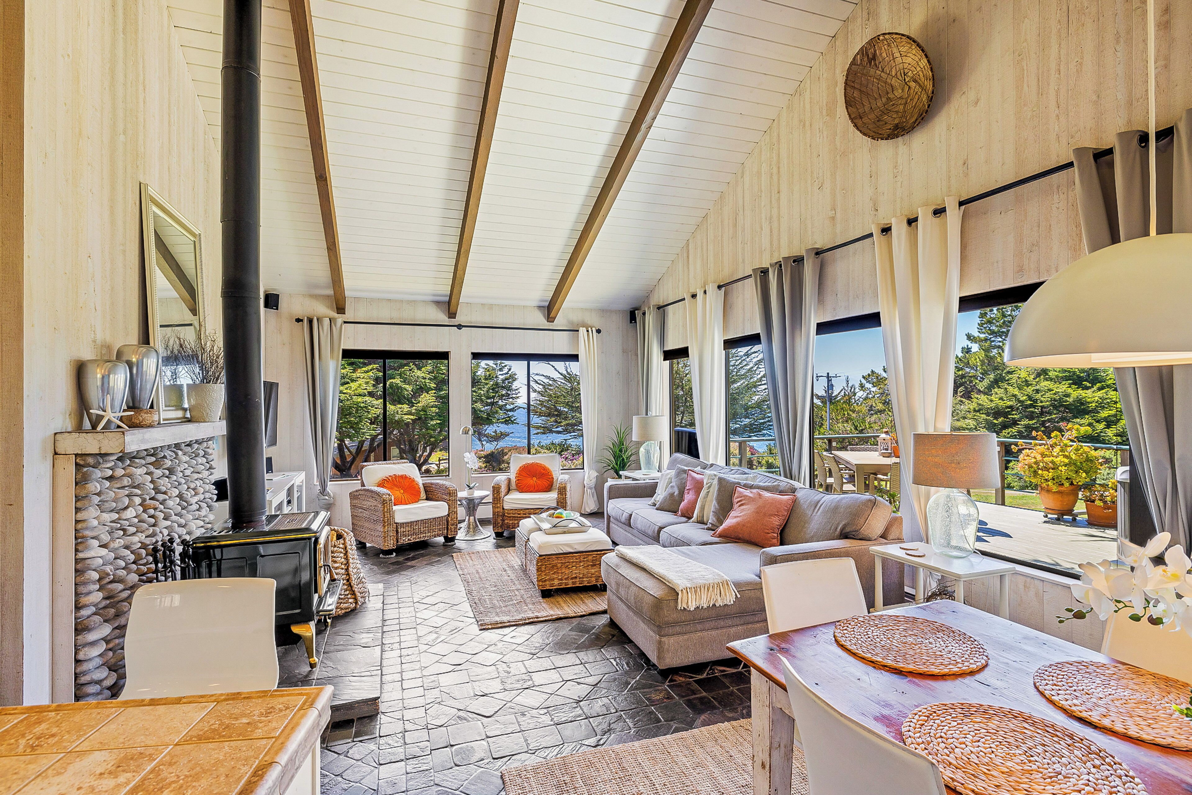 Een televisie en een open haard