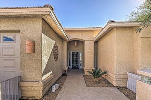 Property grounds - Poolside Bliss: Pet-Friendly Lake Havasu City Gem (Lake Havasu City)