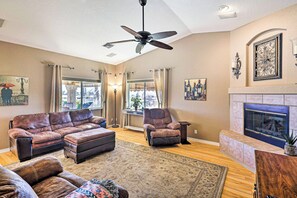 TV, DVD player - Poolside Bliss: Pet-Friendly Lake Havasu City Gem (Lake Havasu City)