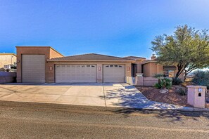 Exterior - Poolside Bliss: Pet-Friendly Lake Havasu City Gem (Lake Havasu City)