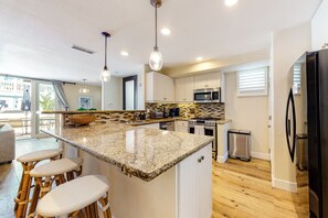 Private kitchen - Walk to Mission Beach: Centrally Located Townhome (San Diego)