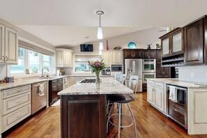 Fridge, microwave, stovetop, dishwasher