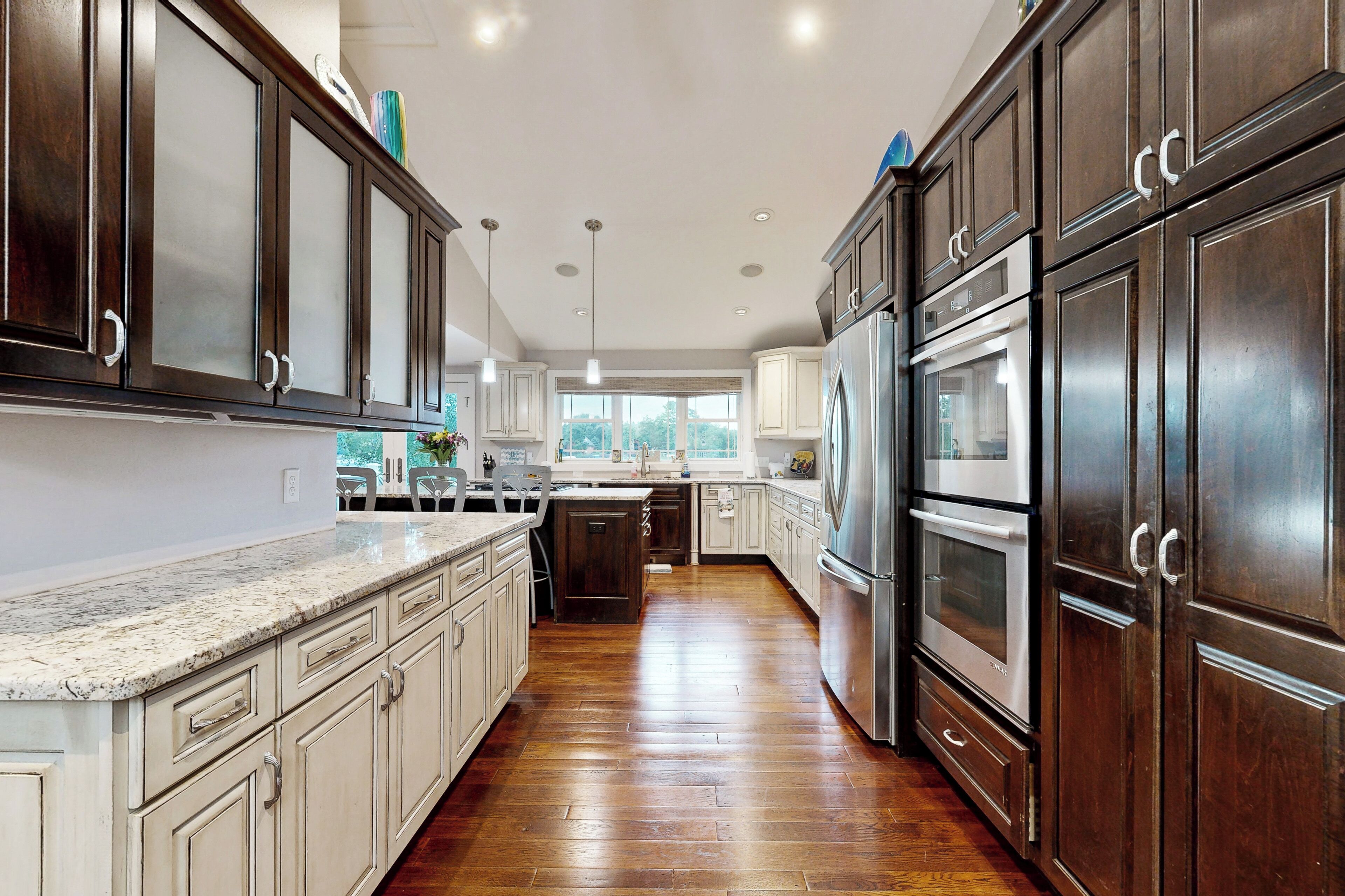 Frigorífico, microondas, placa de cocina y lavavajillas