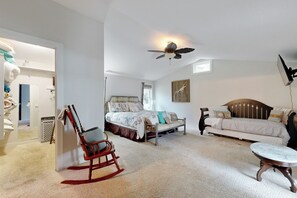 4 bedrooms, iron/ironing board, internet, bed sheets