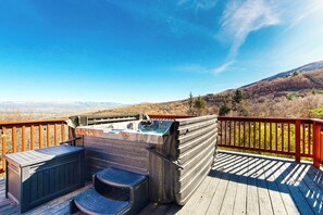 Outdoor spa tub - Private Hot Tub & Sauna! Midway Family Hideaway (Midway)