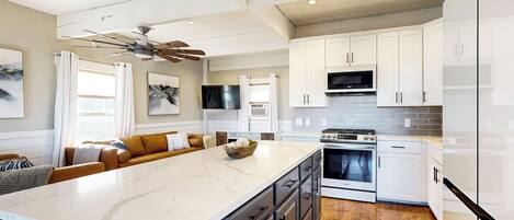 Réfrigérateur, micro-ondes, plaque de cuisson, lave-vaisselle