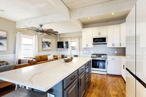 Fridge, microwave, stovetop, dishwasher - Private Hot Tub & Sauna! Midway Family Hideaway (Midway)