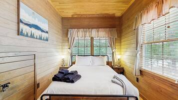 2 bedrooms, desk, internet, bed sheets