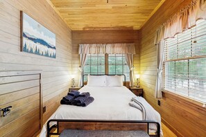 2 bedrooms, desk, internet, bed sheets