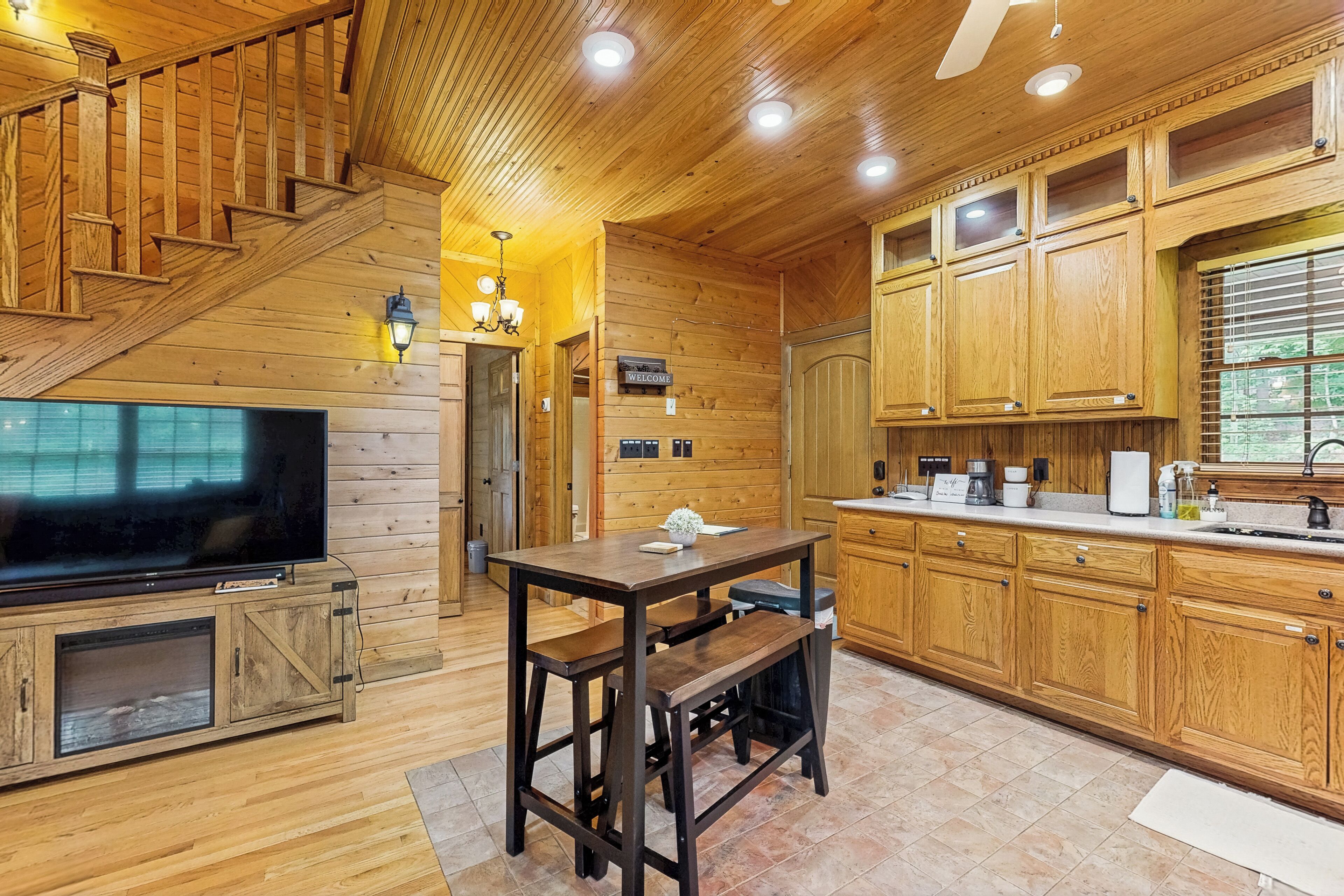 Réfrigérateur, micro-ondes, plaque de cuisson, cafetière/bouilloire