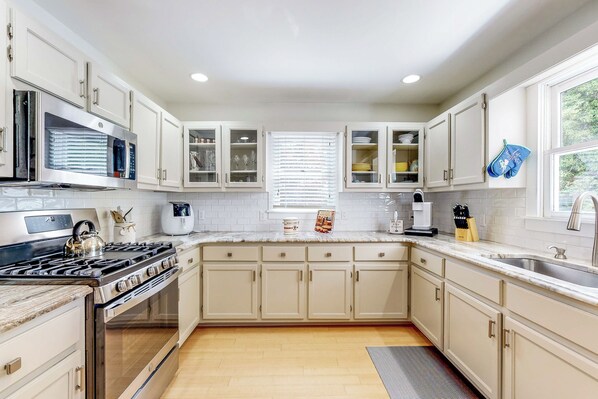 Fridge, microwave, stovetop, dishwasher - Waterfront Allergy-Free 4BR, Dock & Home Theater (Salisbury)